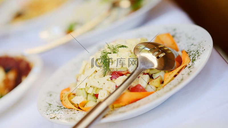 上海膨化食品：批发与零售有何不同？**