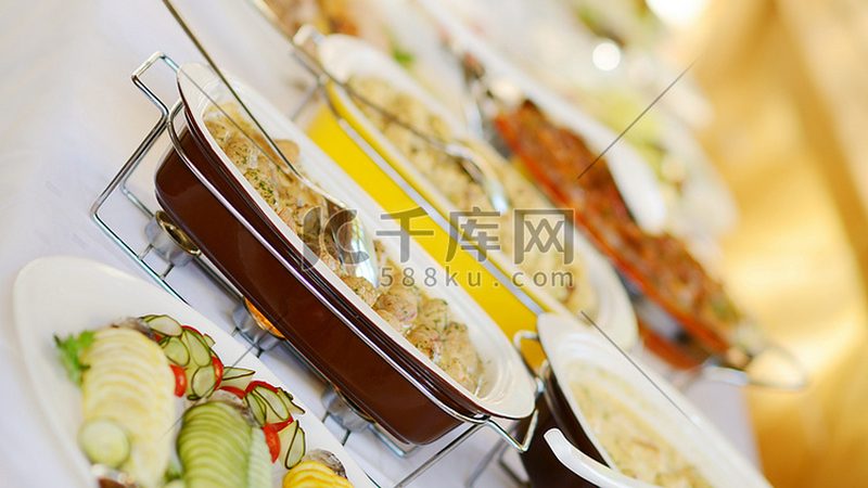 消费者在购买饼干时，应关注以下方面：